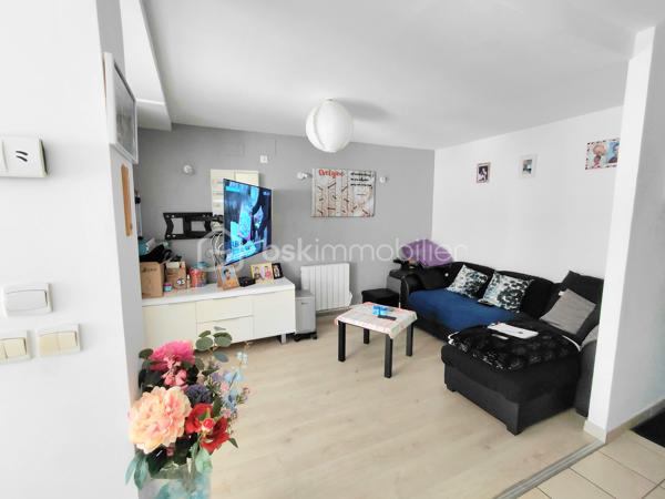Le confort sans travaux à 5 min de la gare (direction Paris/Amiens) !

​Située à Saint-Just-en-Chaussée, cette charmante maison de ville de 85 m² a été rénovée pour vous offrir un cadre de vie pratique et fonctionnel. C'est l'opportunité idéale pour un premier achat ou une famille cherchant la proximité de toutes les commodités.

​ESPACE VIE (RDC) : Un salon lumineux et une cuisine semi-équipée, parfaits pour le quotidien, avec WC indépendant.

​ESPACE NUIT (1er étage) : Deux chambres confortables et une grande salle de bain avec WC.

​SUITE OU BUREAU (2ème étage) : Une très grande chambre occupant tout le niveau, offrant un espace polyvalent selon vos besoins ( salle de jeux ou atelier..)

​EXTÉRIEUR : Profitez d'un jardinet clos de 109 m² avec terrasse et cabanon de rangement. Un véritable havre de paix facile à entretenir pour vos moments de détente.

​EMPLACEMENT IDÉAL : Tout se fait à pied ! Gare, commerces, écoles et collège à moins de 5 minutes.