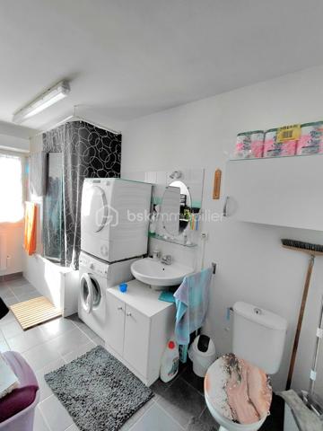 Le confort sans travaux à 5 min de la gare (direction Paris/Amiens) !

​Située à Saint-Just-en-Chaussée, cette charmante maison de ville de 85 m² a été rénovée pour vous offrir un cadre de vie pratique et fonctionnel. C'est l'opportunité idéale pour un premier achat ou une famille cherchant la proximité de toutes les commodités.

​ESPACE VIE (RDC) : Un salon lumineux et une cuisine semi-équipée, parfaits pour le quotidien, avec WC indépendant.

​ESPACE NUIT (1er étage) : Deux chambres confortables et une grande salle de bain avec WC.

​SUITE OU BUREAU (2ème étage) : Une très grande chambre occupant tout le niveau, offrant un espace polyvalent selon vos besoins ( salle de jeux ou atelier..)

​EXTÉRIEUR : Profitez d'un jardinet clos de 109 m² avec terrasse et cabanon de rangement. Un véritable havre de paix facile à entretenir pour vos moments de détente.

​EMPLACEMENT IDÉAL : Tout se fait à pied ! Gare, commerces, écoles et collège à moins de 5 minutes.