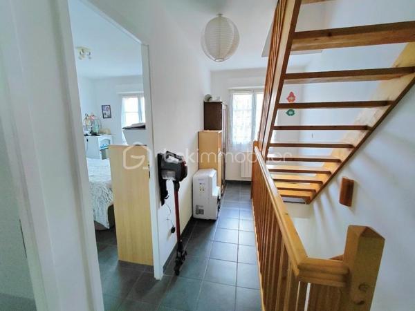 Le confort sans travaux à 5 min de la gare (direction Paris/Amiens) !

​Située à Saint-Just-en-Chaussée, cette charmante maison de ville de 85 m² a été rénovée pour vous offrir un cadre de vie pratique et fonctionnel. C'est l'opportunité idéale pour un premier achat ou une famille cherchant la proximité de toutes les commodités.

​ESPACE VIE (RDC) : Un salon lumineux et une cuisine semi-équipée, parfaits pour le quotidien, avec WC indépendant.

​ESPACE NUIT (1er étage) : Deux chambres confortables et une grande salle de bain avec WC.

​SUITE OU BUREAU (2ème étage) : Une très grande chambre occupant tout le niveau, offrant un espace polyvalent selon vos besoins ( salle de jeux ou atelier..)

​EXTÉRIEUR : Profitez d'un jardinet clos de 109 m² avec terrasse et cabanon de rangement. Un véritable havre de paix facile à entretenir pour vos moments de détente.

​EMPLACEMENT IDÉAL : Tout se fait à pied ! Gare, commerces, écoles et collège à moins de 5 minutes.