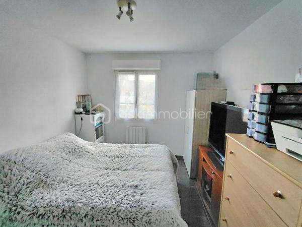 Le confort sans travaux à 5 min de la gare (direction Paris/Amiens) !

​Située à Saint-Just-en-Chaussée, cette charmante maison de ville de 85 m² a été rénovée pour vous offrir un cadre de vie pratique et fonctionnel. C'est l'opportunité idéale pour un premier achat ou une famille cherchant la proximité de toutes les commodités.

​ESPACE VIE (RDC) : Un salon lumineux et une cuisine semi-équipée, parfaits pour le quotidien, avec WC indépendant.

​ESPACE NUIT (1er étage) : Deux chambres confortables et une grande salle de bain avec WC.

​SUITE OU BUREAU (2ème étage) : Une très grande chambre occupant tout le niveau, offrant un espace polyvalent selon vos besoins ( salle de jeux ou atelier..)

​EXTÉRIEUR : Profitez d'un jardinet clos de 109 m² avec terrasse et cabanon de rangement. Un véritable havre de paix facile à entretenir pour vos moments de détente.

​EMPLACEMENT IDÉAL : Tout se fait à pied ! Gare, commerces, écoles et collège à moins de 5 minutes.