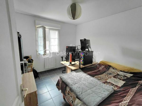 Le confort sans travaux à 5 min de la gare (direction Paris/Amiens) !

​Située à Saint-Just-en-Chaussée, cette charmante maison de ville de 85 m² a été rénovée pour vous offrir un cadre de vie pratique et fonctionnel. C'est l'opportunité idéale pour un premier achat ou une famille cherchant la proximité de toutes les commodités.

​ESPACE VIE (RDC) : Un salon lumineux et une cuisine semi-équipée, parfaits pour le quotidien, avec WC indépendant.

​ESPACE NUIT (1er étage) : Deux chambres confortables et une grande salle de bain avec WC.

​SUITE OU BUREAU (2ème étage) : Une très grande chambre occupant tout le niveau, offrant un espace polyvalent selon vos besoins ( salle de jeux ou atelier..)

​EXTÉRIEUR : Profitez d'un jardinet clos de 109 m² avec terrasse et cabanon de rangement. Un véritable havre de paix facile à entretenir pour vos moments de détente.

​EMPLACEMENT IDÉAL : Tout se fait à pied ! Gare, commerces, écoles et collège à moins de 5 minutes.