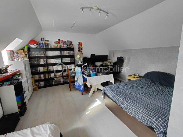 Le confort sans travaux à 5 min de la gare (direction Paris/Amiens) !

​Située à Saint-Just-en-Chaussée, cette charmante maison de ville de 85 m² a été rénovée pour vous offrir un cadre de vie pratique et fonctionnel. C'est l'opportunité idéale pour un premier achat ou une famille cherchant la proximité de toutes les commodités.

​ESPACE VIE (RDC) : Un salon lumineux et une cuisine semi-équipée, parfaits pour le quotidien, avec WC indépendant.

​ESPACE NUIT (1er étage) : Deux chambres confortables et une grande salle de bain avec WC.

​SUITE OU BUREAU (2ème étage) : Une très grande chambre occupant tout le niveau, offrant un espace polyvalent selon vos besoins ( salle de jeux ou atelier..)

​EXTÉRIEUR : Profitez d'un jardinet clos de 109 m² avec terrasse et cabanon de rangement. Un véritable havre de paix facile à entretenir pour vos moments de détente.

​EMPLACEMENT IDÉAL : Tout se fait à pied ! Gare, commerces, écoles et collège à moins de 5 minutes.