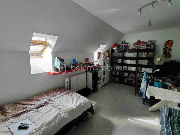 Le confort sans travaux à 5 min de la gare (direction Paris/Amiens) !

​Située à Saint-Just-en-Chaussée, cette charmante maison de ville de 85 m² a été rénovée pour vous offrir un cadre de vie pratique et fonctionnel. C'est l'opportunité idéale pour un premier achat ou une famille cherchant la proximité de toutes les commodités.

​ESPACE VIE (RDC) : Un salon lumineux et une cuisine semi-équipée, parfaits pour le quotidien, avec WC indépendant.

​ESPACE NUIT (1er étage) : Deux chambres confortables et une grande salle de bain avec WC.

​SUITE OU BUREAU (2ème étage) : Une très grande chambre occupant tout le niveau, offrant un espace polyvalent selon vos besoins ( salle de jeux ou atelier..)

​EXTÉRIEUR : Profitez d'un jardinet clos de 109 m² avec terrasse et cabanon de rangement. Un véritable havre de paix facile à entretenir pour vos moments de détente.

​EMPLACEMENT IDÉAL : Tout se fait à pied ! Gare, commerces, écoles et collège à moins de 5 minutes.