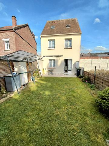 Le confort sans travaux à 5 min de la gare (direction Paris/Amiens) !

​Située à Saint-Just-en-Chaussée, cette charmante maison de ville de 85 m² a été rénovée pour vous offrir un cadre de vie pratique et fonctionnel. C'est l'opportunité idéale pour un premier achat ou une famille cherchant la proximité de toutes les commodités.

​ESPACE VIE (RDC) : Un salon lumineux et une cuisine semi-équipée, parfaits pour le quotidien, avec WC indépendant.

​ESPACE NUIT (1er étage) : Deux chambres confortables et une grande salle de bain avec WC.

​SUITE OU BUREAU (2ème étage) : Une très grande chambre occupant tout le niveau, offrant un espace polyvalent selon vos besoins ( salle de jeux ou atelier..)

​EXTÉRIEUR : Profitez d'un jardinet clos de 109 m² avec terrasse et cabanon de rangement. Un véritable havre de paix facile à entretenir pour vos moments de détente.

​EMPLACEMENT IDÉAL : Tout se fait à pied ! Gare, commerces, écoles et collège à moins de 5 minutes.