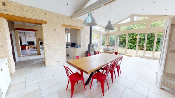 NEUVILLE DE POITOU GRANDE MAISON RENOVEE DE 6 CHAMBRES