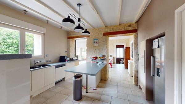 NEUVILLE DE POITOU GRANDE MAISON RENOVEE DE 6 CHAMBRES