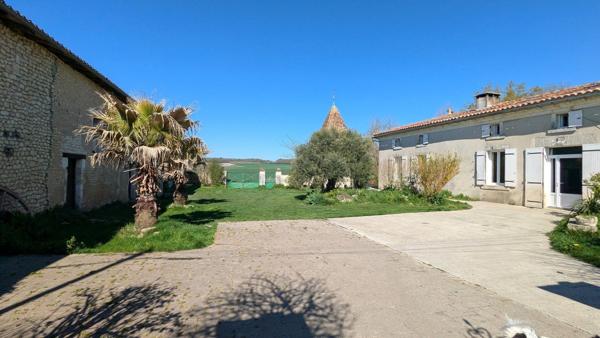 Authentique Corps de Ferme à l’Est de Barbezieux