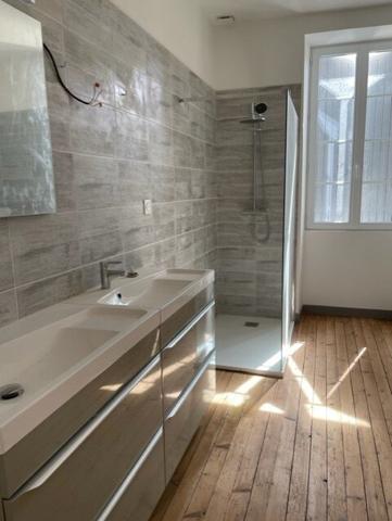 Entre Cognac et Matha (16) - Belle maison charentaise, entièrement rénovée, d'environ 300m² habitables. Cognac (16100)