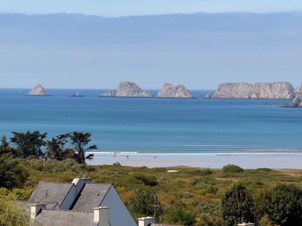 GOULIEN — Maison en ossature bois avec vue panoramique sur la plage : le rêve absolu sur la presqu'île