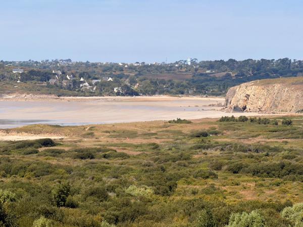 GOULIEN — Maison en ossature bois avec vue panoramique sur la plage : le rêve absolu sur la presqu'île