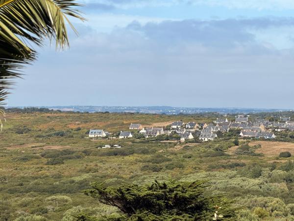 GOULIEN — Maison en ossature bois avec vue panoramique sur la plage : le rêve absolu sur la presqu'île