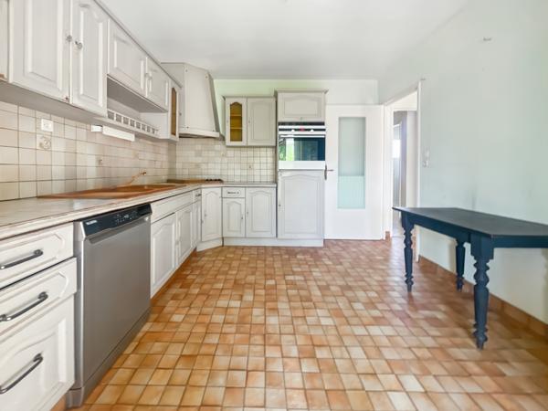 Arès (33740) À acheter à Arès, maison 4 pièces avec jardin, veranda, terrasse