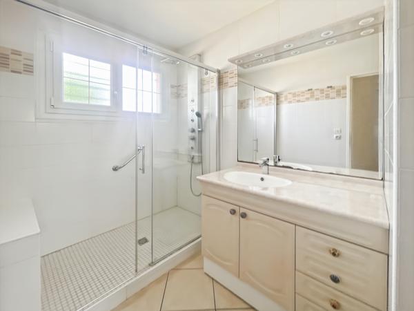 Arès (33740) À acheter à Arès, maison 4 pièces avec jardin, veranda, terrasse