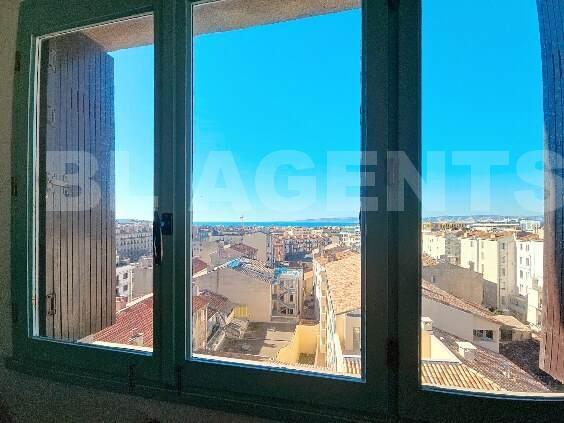 Appartement T2/T3 type Loft avec vue sur la mer, garage fermé en sous-sol, rue de la République, La 