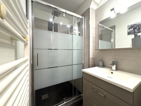 Appartement
         2 pièces
        - 39 m² 197 000 € *