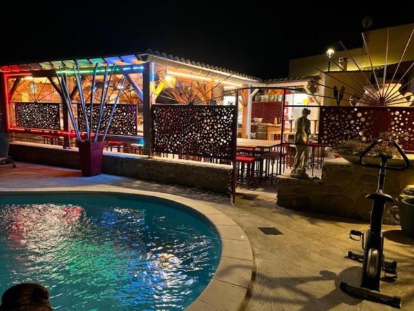 Bar tapas extérieur avec patio couvert et piscine l'été,  restaurant table unique l'hiver et appartement privé de 50m².