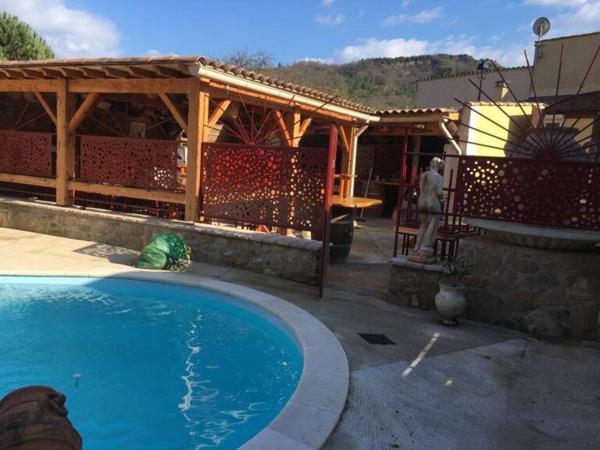 Bar tapas extérieur avec patio couvert et piscine l'été,  restaurant table unique l'hiver et appartement privé de 50m².