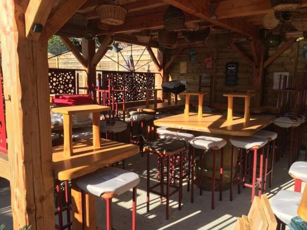 Bar tapas extérieur avec patio couvert et piscine l'été,  restaurant table unique l'hiver et appartement privé de 50m².