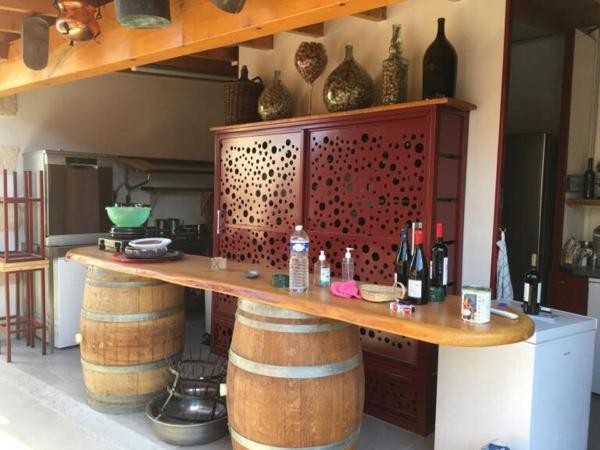 Bar tapas extérieur avec patio couvert et piscine l'été,  restaurant table unique l'hiver et appartement privé de 50m².