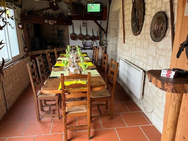 Bar tapas extérieur avec patio couvert et piscine l'été,  restaurant table unique l'hiver et appartement privé de 50m².