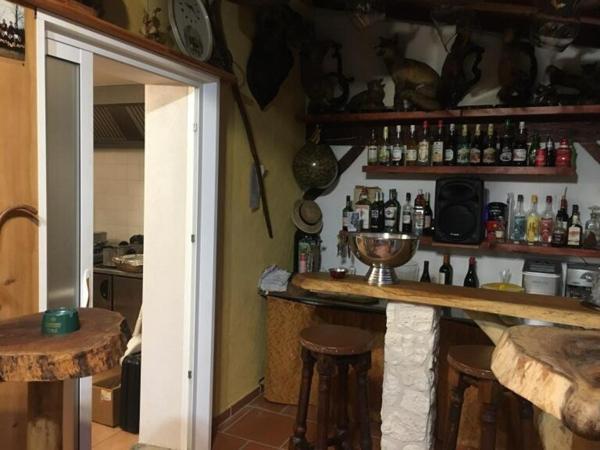 Bar tapas extérieur avec patio couvert et piscine l'été,  restaurant table unique l'hiver et appartement privé de 50m².