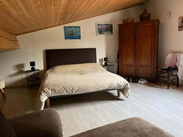 Bar tapas extérieur avec patio couvert et piscine l'été,  restaurant table unique l'hiver et appartement privé de 50m².