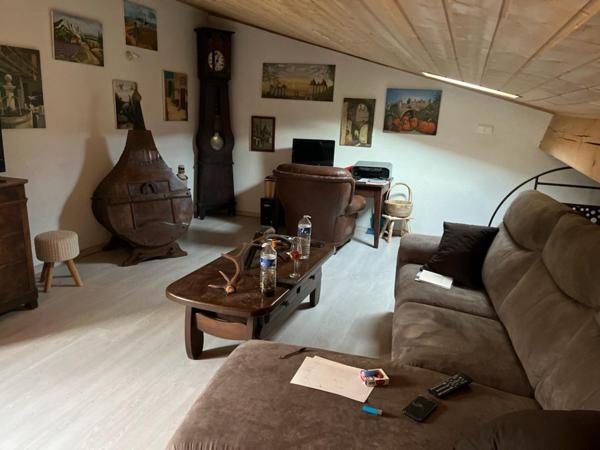 Bar tapas extérieur avec patio couvert et piscine l'été,  restaurant table unique l'hiver et appartement privé de 50m².