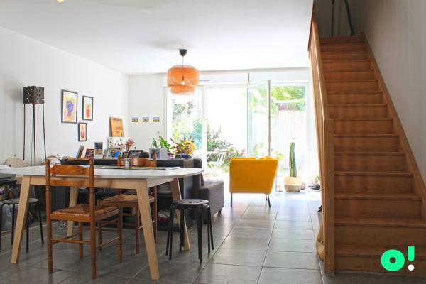 La maison de ville contemporaine avec jardin et terrasse.