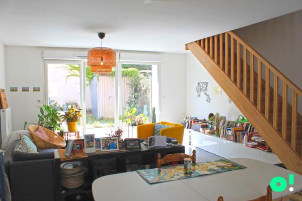 La maison de ville contemporaine avec jardin et terrasse.
