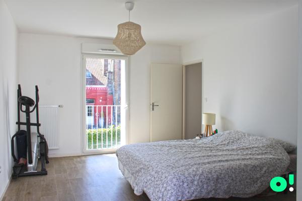 La maison de ville contemporaine avec jardin et terrasse.