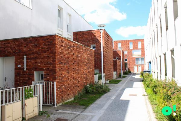La maison de ville contemporaine avec jardin et terrasse.