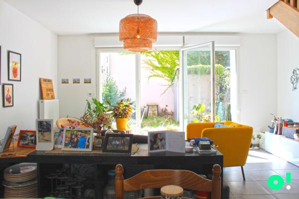 La maison de ville contemporaine avec jardin et terrasse.
