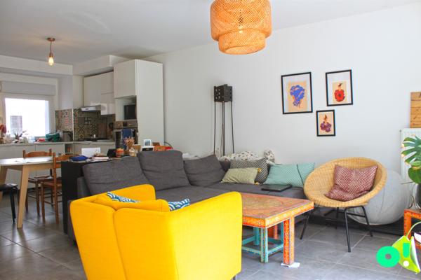 La maison de ville contemporaine avec jardin et terrasse.