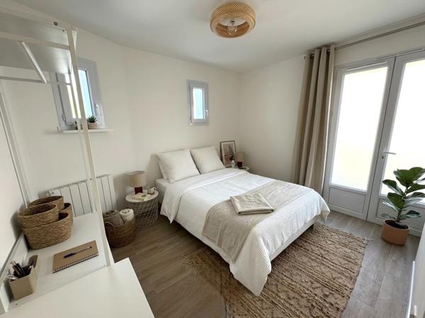 Maison de plain-pied - 4 pièces - 3 suites parentale - Parking - La Rochelle secteur Parc des pères 535 000 € **  - Référence  JH704D10