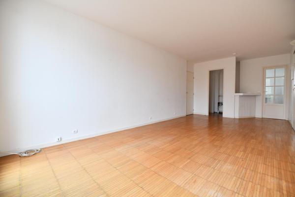 Appartement de trois pièces dans une résidence familiale et verdoyante!