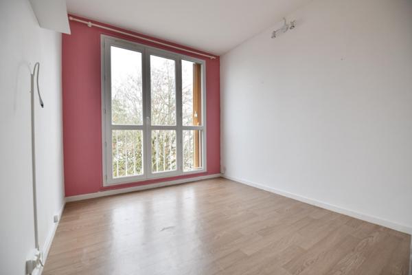 Appartement de trois pièces dans une résidence familiale et verdoyante!