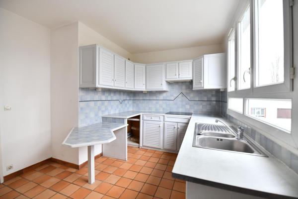 Appartement de trois pièces dans une résidence familiale et verdoyante!