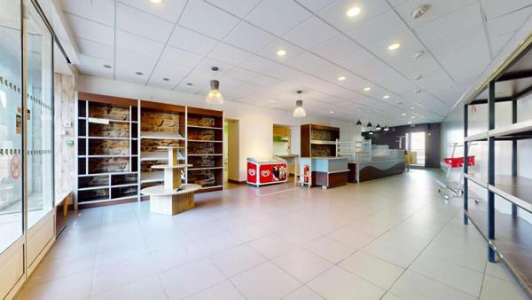 Maison climatisé R+2 avec local commercial  Conilhac Corbieres 7 pièce(s) 166 m2 cours exterieur