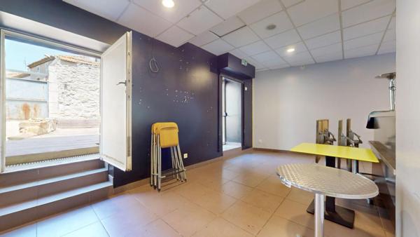 Maison climatisé R+2 avec local commercial  Conilhac Corbieres 7 pièce(s) 166 m2 cours exterieur