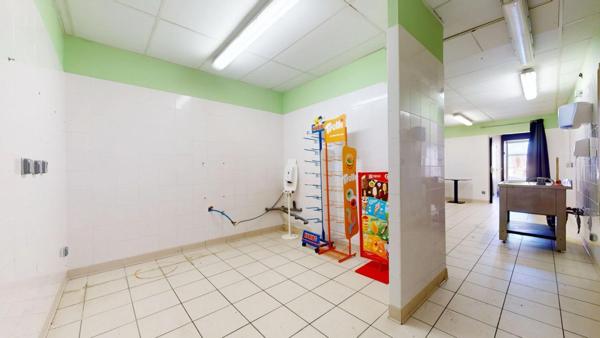 Maison climatisé R+2 avec local commercial  Conilhac Corbieres 7 pièce(s) 166 m2 cours exterieur