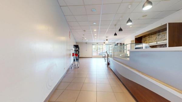 Maison climatisé R+2 avec local commercial  Conilhac Corbieres 7 pièce(s) 166 m2 cours exterieur