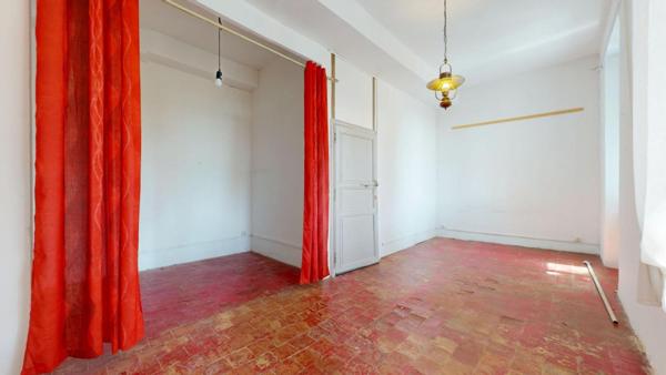 Maison climatisé R+2 avec local commercial  Conilhac Corbieres 7 pièce(s) 166 m2 cours exterieur