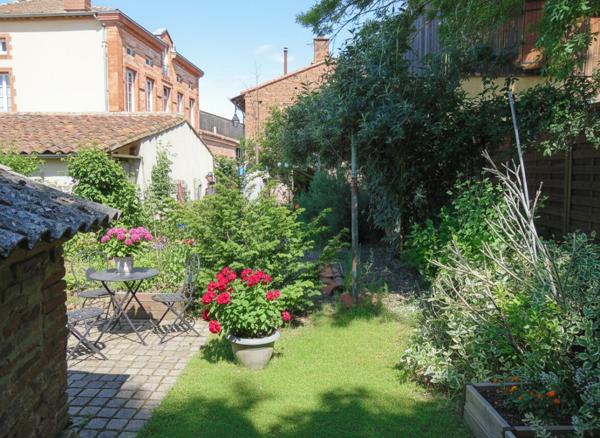 Maison de village avec patio intime et beau potentiel ? Nailloux centre