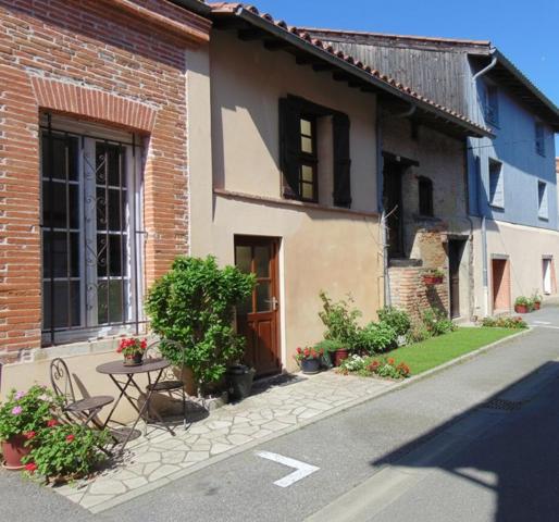 Maison de village avec patio intime et beau potentiel ? Nailloux centre