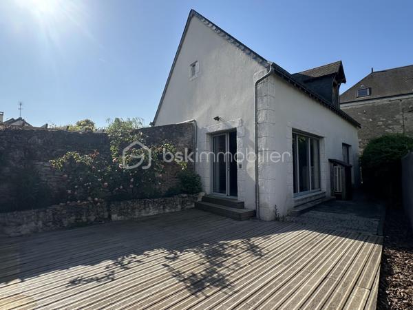 À St Pierre Des Corps et à seulement 7 min de Tours, découvrez cette maison pleine de charme entièrement rénovée en 2022, alliant cachet de l’ancien et confort moderne.
 100 m² parfaitement optimisés
en rez de chausée : Belle pièce de vie lumineuse avec cuisine ouverte et îlot central, cellier, wc
À l'étage : pallier desservant , une salle d'eau , 2 chambres, un bureau /dressing pouvant être modifié en chambre d'enfant
Terrasse extérieur de 35 m² + jardin intime sans vis-à-vis, stationnement dans la cour.
Environnement privilégié : au calme, à 400 m des bords de Loire, proche écoles, gare TGV et commodités.
Confort moderne : pompe à chaleur + poêle à granulés, maison clé en main, aucun travaux à prévoir.