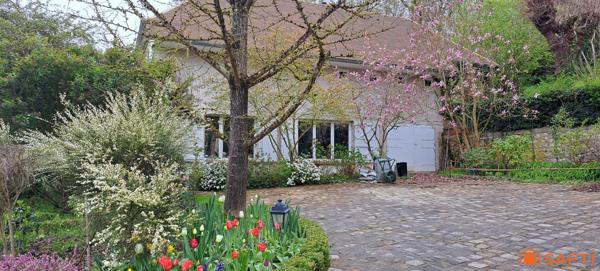 Propriété de caractère, 2 habitations, 304 m², 9 pièces avec jardin.