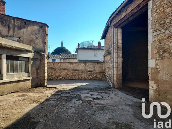 Maison 6 pièces de 300 m² à La Rochefoucauld (16110)