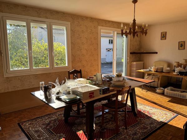 Espace de vie , tout de plain-pied   -   Ateliers & garages !