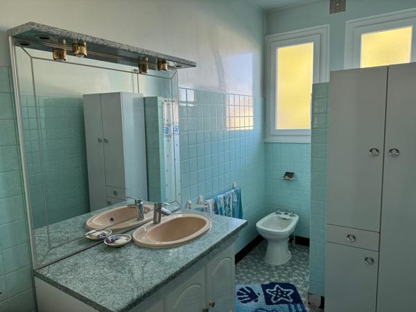 Espace de vie , tout de plain-pied   -   Ateliers & garages !