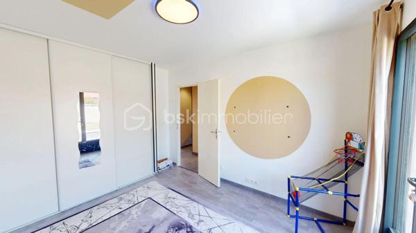 BOURGES – QUARTIER CREPS

Certaines maisons se visitent… d'autres marquent les esprits dès les premières secondes. Cette magnifique maison construite en 2019 fait incontestablement partie de celles qui procurent un véritable effet « coup de cœur ».

Dès l'ENTRÉE, vous découvrirez un espace d'accueil fonctionnel avec PLACARD DE RANGEMENT. Vous accéderez ensuite à une SUPERBE PIÈCE DE VIE d'environ 63 m² qui constitue sans aucun doute l'un des principaux atouts de la maison.

BAIGNÉE DE LUMIÈRE grâce à ses nombreuses ouvertures, elle offre de BEAUX VOLUMES et une agréable sensation d'espace. 
Cet ensemble réunit un COIN SALLE À MANGER agrémenté d'un POÊLE À BOIS, un VASTE SALON ainsi qu'une CUISINE OUVERTE entièrement AMÉNAGÉE et ÉQUIPÉE avec réfrigérateur intégré, lave-vaisselle intégré, four et micro-ondes encastrés.

Un CELLIER attenant d'environ 5 m² complète cet espace.

Côté nuit, la maison propose TROIS BELLES CHAMBRES d'environ 11 à 12 m² chacune, toutes équipées de GRANDS PLACARDS intégrés offrant un espace de rangement appréciable.

La SALLE DE BAINS, moderne et fonctionnelle, dispose à la fois d'une BAIGNOIRE, d'une DOUCHE À L'ITALIENNE ainsi que d'une DOUBLE VASQUE.

À l'extérieur, vous profiterez d'une agréable TERRASSE CARRELÉE d'environ 28 m², idéale pour partager des moments en famille ou entre amis dès les beaux jours. 
L'ensemble est implanté sur une parcelle d'environ 590 m² ENTIÈREMENT CLÔTURÉE, équipée d'un PORTAIL COULISSANT MOTORISÉ ainsi que d'un PORTILLON assorti.

Un ÉLÉGANT BASSIN d'agrément apporte une touche supplémentaire de charme aux extérieurs.

Un DOUBLE GARAGE d'environ 40 m², réalisé récemment, vient compléter les prestations de cette propriété. Équipé de PORTES MOTORISÉES, il offre un espace confortable pour le stationnement de plusieurs véhicules ainsi que pour le rangement.

La maison bénéficie également de PRESTATIONS DE QUALITÉ avec des MENUISERIES EN ALUMINIUM, le DOUBLE VITRAGE, des VOLETS ROULANTS ÉLECTRIQUES, la FIBRE OPTIQUE, le TOUT-À-L'ÉGOUT ainsi qu'un CHAUFFE-EAU THERMODYNAMIQUE contribuant à son excellent confort de vie et à ses FAIBLES DÉPENSES ÉNERGÉTIQUES.

MODERNE, LUMINEUSE et PARFAITEMENT ENTRETENUE, cette MAISON RÉCENTE et PRÊTE À VIVRE réunit tous les ingrédients d'un véritable coup de cœur : une superbe PIÈCE DE VIE BAIGNÉE DE LUMIÈRE, de BEAUX VOLUMES, des PRESTATIONS DE QUALITÉ et de FAIBLES DÉPENSES ÉNERGÉTIQUES. 

À découvrir sans tarder.